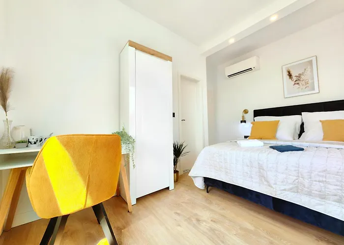 & Fjok Apartment Split